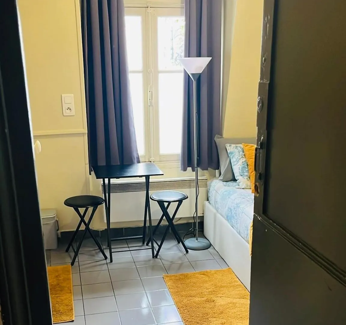 Charmante Chambre De Bonne A Montorgueil Paris